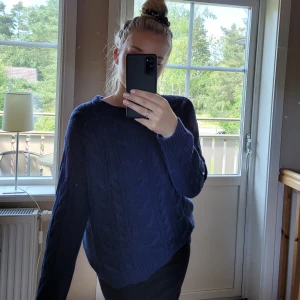 Stickad tröja - Marin blå stickad tröja från Lager 157