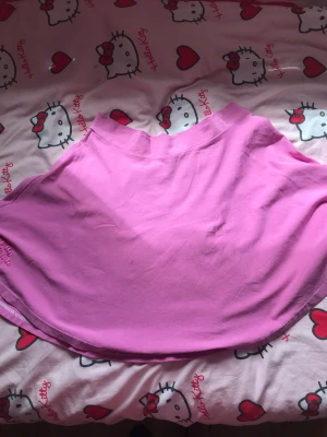 DS kjol💕🦄 - Dolly Style kjol, köpt på plick💕 säljer då jag har köpt en annan DS kjol💕har små fläckar som möjligen går bort i tvätten, men är inte säker💕 köparen står för frakten, jag står inte för postens slarv. Kan skicka fler bilder💗 mer står i beskrivningen!