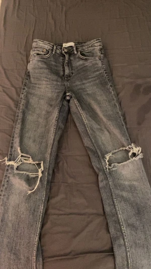 Jeans  - Byxor från zara. Använda er få antal gånger. Storlek 34. Dom är väldigt stretchiga. Dom är lite slitna annars känns dom som nya. Säljer för att dom är för små för mig. 