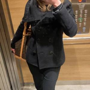 Svart kort kappa🤩 - Superfin kort kappa från H&M. Köpt second hand🥰Passar till allt🫶🏼Många intresserade och skrivit! SENASTE BUD 350