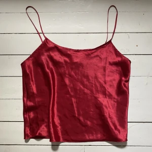 Rött satinlinne - Topp från tidigt 2000s