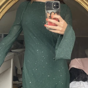 Grön glitter klänning - Jag säljer min jättefina gröna glitter klänning då jag känner att den inte kommer till någon användning. Passar perfekt på en utekväll eller om man ska vara lite uppklädd💗💗