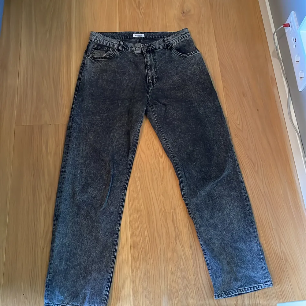 Svarta loose fit jeans som har används några gånger men har nu blivit för små.. Jeans & Byxor.
