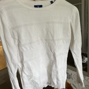 Vit ganttröja - Vit gant tröja i strl S. Perfekt att ha under sommarkvällar! 