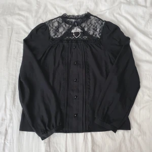 Blus Dear My Love  - Blus från det japanska märket Dear My Love! Super söt och perfekt för jirai Kei. Säljs då den är för stor på mig tyvärr:/