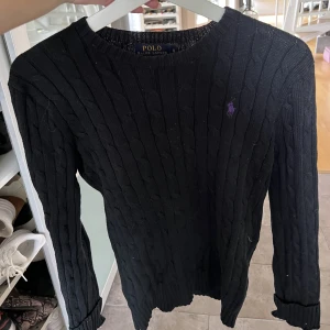 Kabelstickad tröja Ralph lauren  - Svart kabelstickad tröja från Ralph lauren i strl S