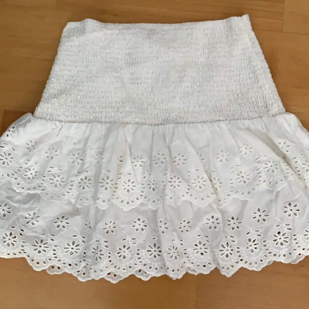 Säljer min vita jättefina kjol från Lindex, den är knappt använd då den är för stor! Storlek S, köpte för ca 349kr och säljer för 129kr 💞. Kjolar.