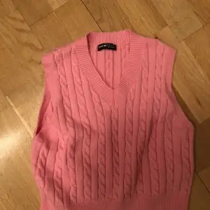 Rosa väst från Shein. Knappt använd själv, köpt på second hand men inga skador. Ganska kort, så typ som en croptop!