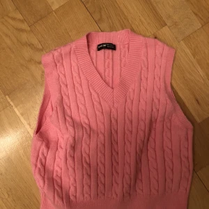 Rosa cropped väst - Rosa väst från Shein. Knappt använd själv, köpt på second hand men inga skador. Ganska kort, så typ som en croptop!