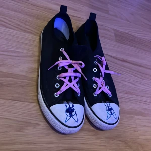 Pentagram skor  - DIY pentagram skor med nitar 