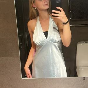 Klänning - En superfin härlig ljusblå klänning som är helt oanvänd från en av Biancas kollektioner med Nelly. Helt OANVÄND pga. beställt för stor och orkade ej lämna tillbaks. Skulle säga att storleken är mer som en 38, fast kortare modell. 