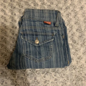 Jeans med ”knappfickor” där bak - Säljer nu mina älskade randiga byxor med fickor med knappr på där bak, ifrån hm i strl 32. Säljer då de tyvärr har blivit för korta för mig. Är det flera personer som är intresserade blir det en budgivning. Skriv privat för fler bilder och frågor🩷