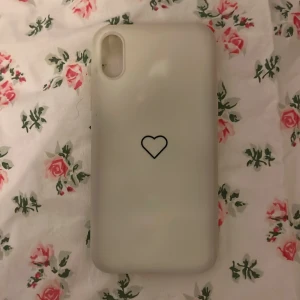 Ett hjärt mobilskal  - Ett hjärtmobilskal för iphone Xs som är sparsamt använd 🤍