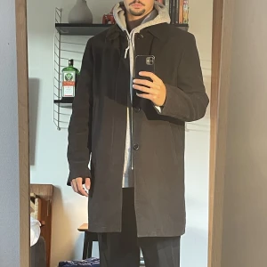 Brun rock  - Brun mockarock från bläck! Liten defekt på dragkedjan men syns inte om man inte vill sy dit den;)