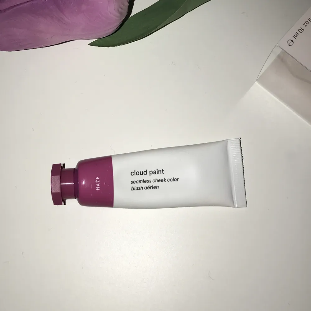 Säljer bästsäljaren Cloudpaint blushen från Glossier i färgen Haze 💜Perfekt nu till sommaren 🌞, har endast testat ett fåtal gånger så i princip  90-95% kvar. Passa på 🎀. Övrigt.