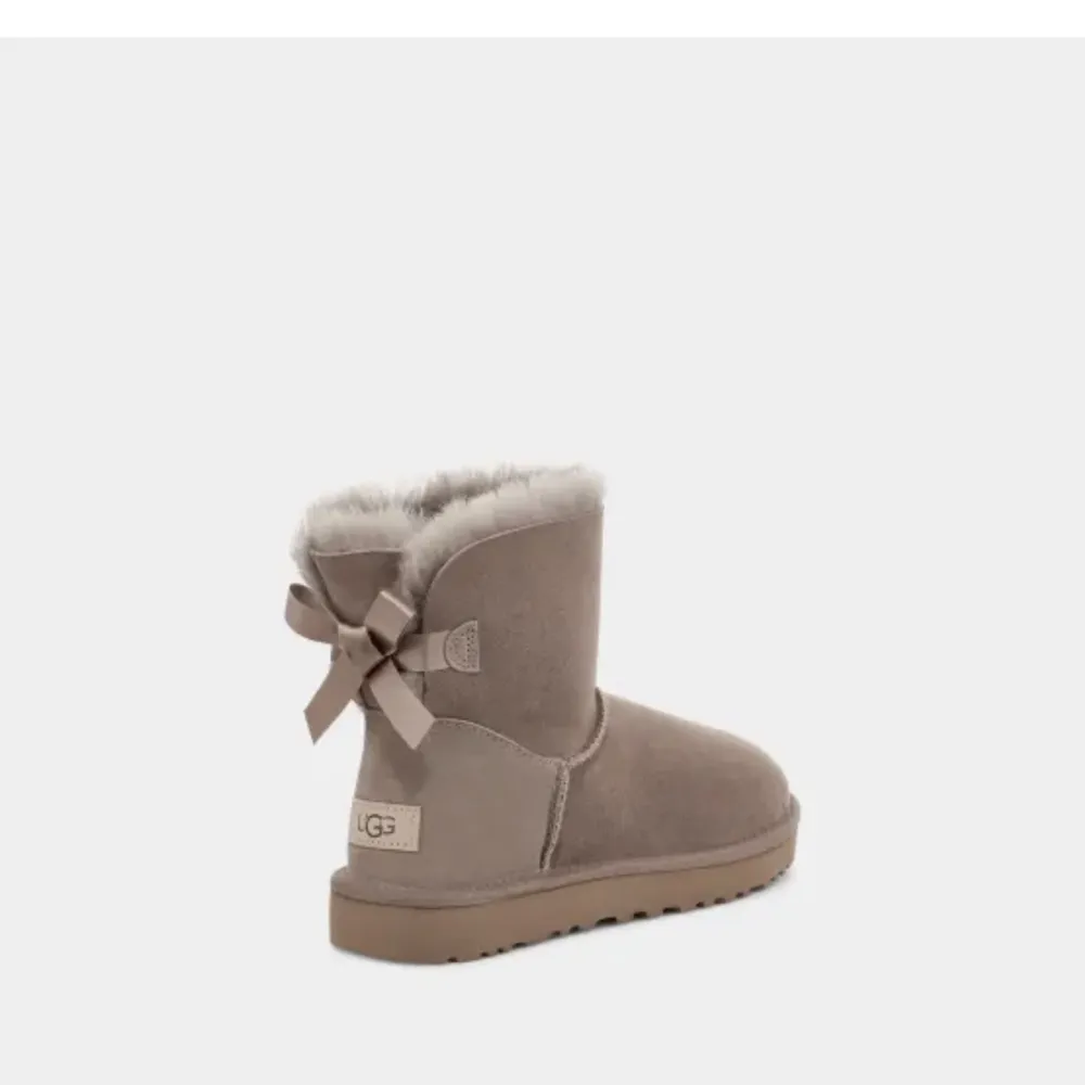 Tänkte sälja mina fina Uggs som knappt kommit till användning och därför tänker sälja, fler bilder privat och äkta så klart, ny pris 2499, dom har lite blivit missfärgade av regn men om man kan tvätta uggs så blir dom som nya, pris sänks vid snabbäffar. Skor.