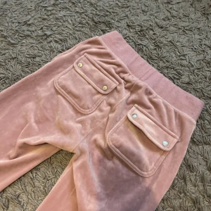 Juicy - Säljer mina rosa juicybyxor då dem inte kommer till användning längre🫶🏼 Mycket bra kvalité och dem är sparsamt använda. Inga defekter eller liknande. Tveka inte av att höra av dig😊 (Sista bilden är lånad)