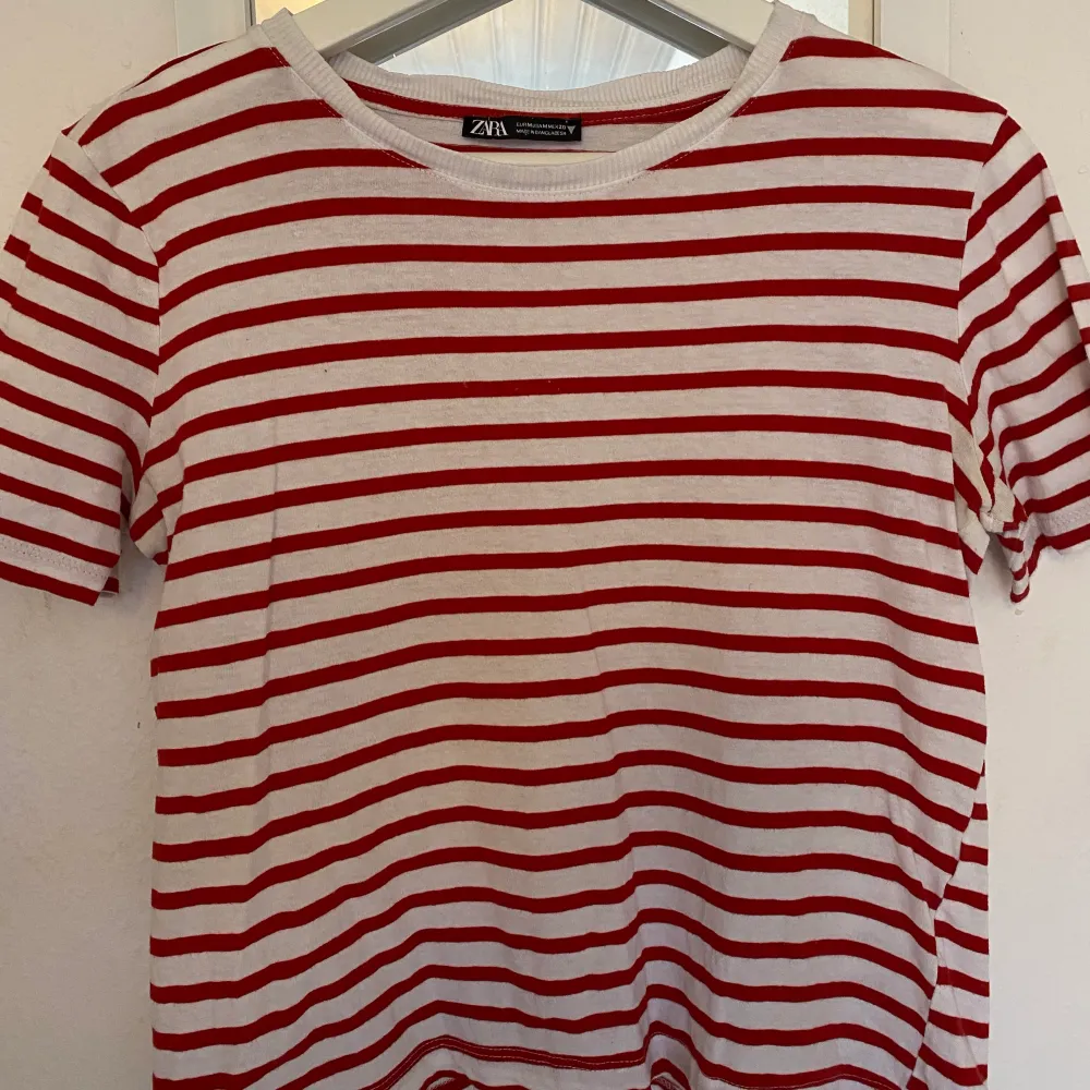 Jättefin röd och vit randig t-shirt från Zara! Storlek M men skulle säga att den passar s/m🥰Pris 25kr + frakt🫶🏼. T-shirts.