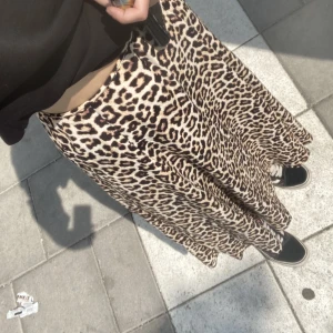 Leopard kjol - Skjol i extremt mjukt, luftigt material. Jag är 163 och den slutar ca en halv decimeter från mina fötter. Frakt ingår i priset!