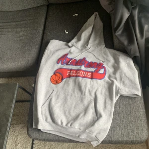 Champion Hoodie - En vintage champion Hoodie, köpt från Rebound. Sitter väldigt oversize/Slouchy