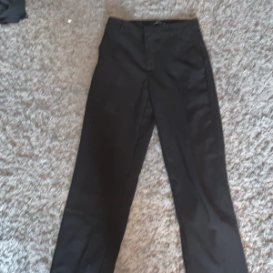 Kostymbyxor - Högmidjade kostym från Gina Tricot. Använda några gånger, säljer pga ej användning längre. Det finns i storlek 36 också ifall någon hellre vill ha de. Samma pris