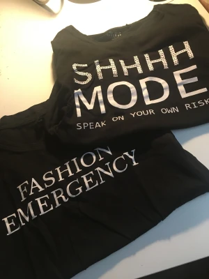 T-shirts  - Tre olika svarta t-shirts. Använda några gånger. Fint skick. Xs/xxs