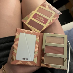 Tarte palett - Jättefin palett med highlighter, blush och bronzer från tarte. Aldrig använd, köpt på sephora i Göteborg. Frakt kostar 15 kr