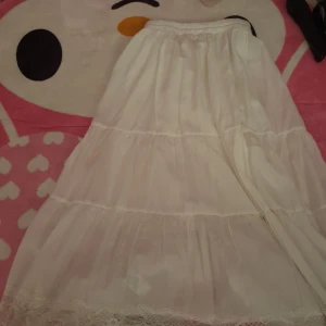 Vit lång kjol - Vit lång kjol Tunn material