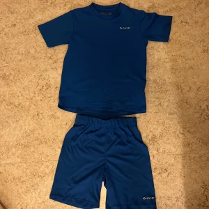 Fotbolls kläder  - Mörk blåa fotbollskläder i märket soc som jag säljer då jag inte använder dem längre. Storleken på tröjan är 133-140 och shortsen 122-128💙