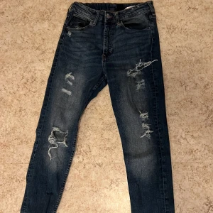 Jeans - Mörk blåa jeans i mycket bra skick! 