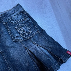 edc by esprit kjol - Edc by esprit kjol i storlek 40 (M till mindre L) köpt här på plick men har inte kommit till användning. Original pris är 399kr. Hör gärna av dig vid frågor eller fler bilder!❤️