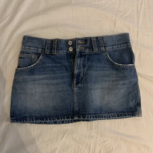 Kort jeanskjol  - Jeanskjol köpt förra året, säljer då den blivit för stor. Storlek 38 men skulle säga att den är lite mindre i storleken. Skriv vid frågor!💗