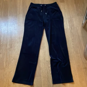Juicy Couture byxor - Säljer dessa juicy i färgen: Blue night sky, då de inte passar mig. Jag köpte byxorna här på Plick men storleken på annonsen stämde inte.  Byxorna är lite utslitna på knäna också som man kan se på sista bilden. Hör av er om ni vill köpa!❤️