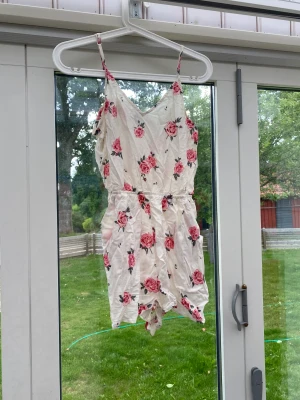 2 st jumpsuits med blommor  - 2 st fina jumpsuits i gott skick. En svart och en vit. Tunt och fint material.  Båda för 50kr alternativt 30kr styck. 