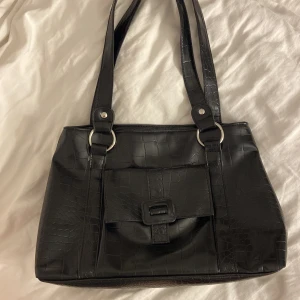 Handväska  - Svart handväska i nytt skick, inga tecken på slitage eller användning. Den är använd några gånger men syns inte