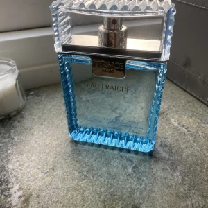 Versace Eau Fraîche - Säljer denna parfymen då den ej kmr till användning. Endast testad. Har inget kvar lådan den kom i. Pris går att diskutera 
