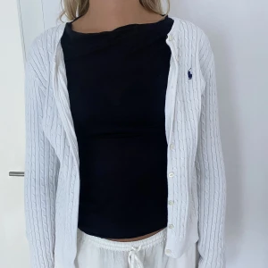 Ralph Lauren kofta - Vit kofta från Ralph Lauren. Fint skick! Modellen är 178 cm lång. 