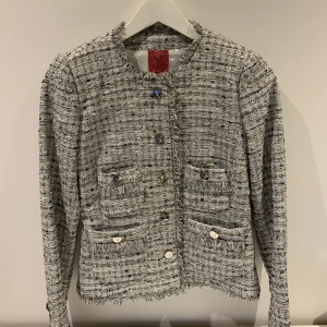 Veronica Virta - Tweed kavaj från Veronica Virta. Nypris runt 4000kr. Använd fåtal gånger och i väldigt fint skick!
