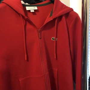 Lacoste luvtröja med dragkedja  - Råka köpa fel storlek och kan inte lämna tillbaka den.