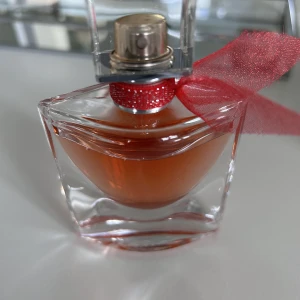 Lancome  - Ungefär 80-90% kvar, som man kan se i bilden. 