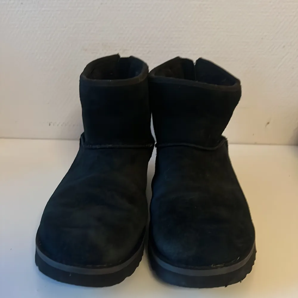 Säljer mina uggs som är ungefär 1 och ett halvt år gamla, använda ett fåtal gånger. Nypris 2200 . Skor.