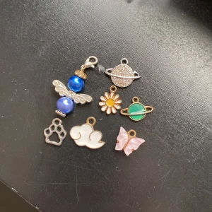 Lite små grejer - Ett moln, två planeter, en ängel, en rosa fjäril, en hund tass och en blomma