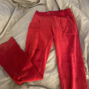 Juicy byxor - Säljer nu mina röda juicy byxor i stl xs då dom inte kommer till användning. Köpt för 1200, tänker mig  1000kr men pris kan diskuteras vid snabb affär