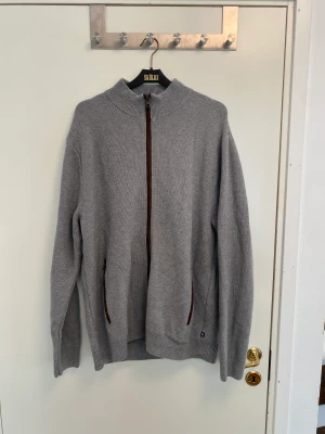 Grå zip up - Grå zip up från chaps. Fint skick!