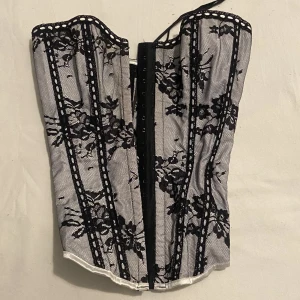 korsett - supersnygg korsett jag säljer då jag inte använt den på länge! för storleksreferens är jag strl xs-s, men den passar säkert större storlekar eftersom man kan justera snörena<3 