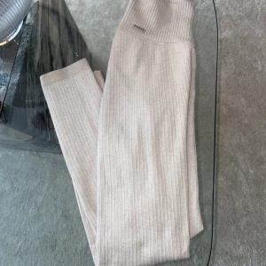 Träningstights aimn - Använda ett fåtal gånger. Har aldrig tränat i dom utan endast använts hemma.