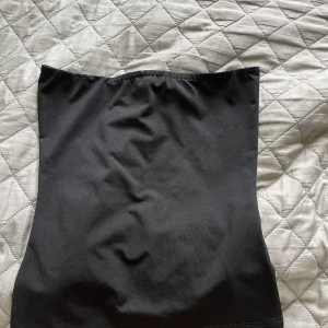 Tubtopp - Säljer denna fina tubtoppen från Bikbok då den är för liten, aldrig använd endast testad💕Kontakta mig gärna innan ni trycker på köp nu!!