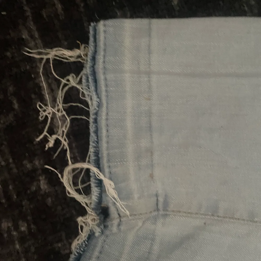 Säljer mina jeans för jag inte använder dom. Har du frågor om de eller priset är det bara att skriva . Farkut & Housut.