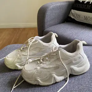 Snygga vita sneakers som inte kommer till användning längre🤩 (Orginal pris 399) 