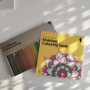 Målarset - Målarbok med tillhörande pennor från Tiger. Endast en sida är lite färglagd.